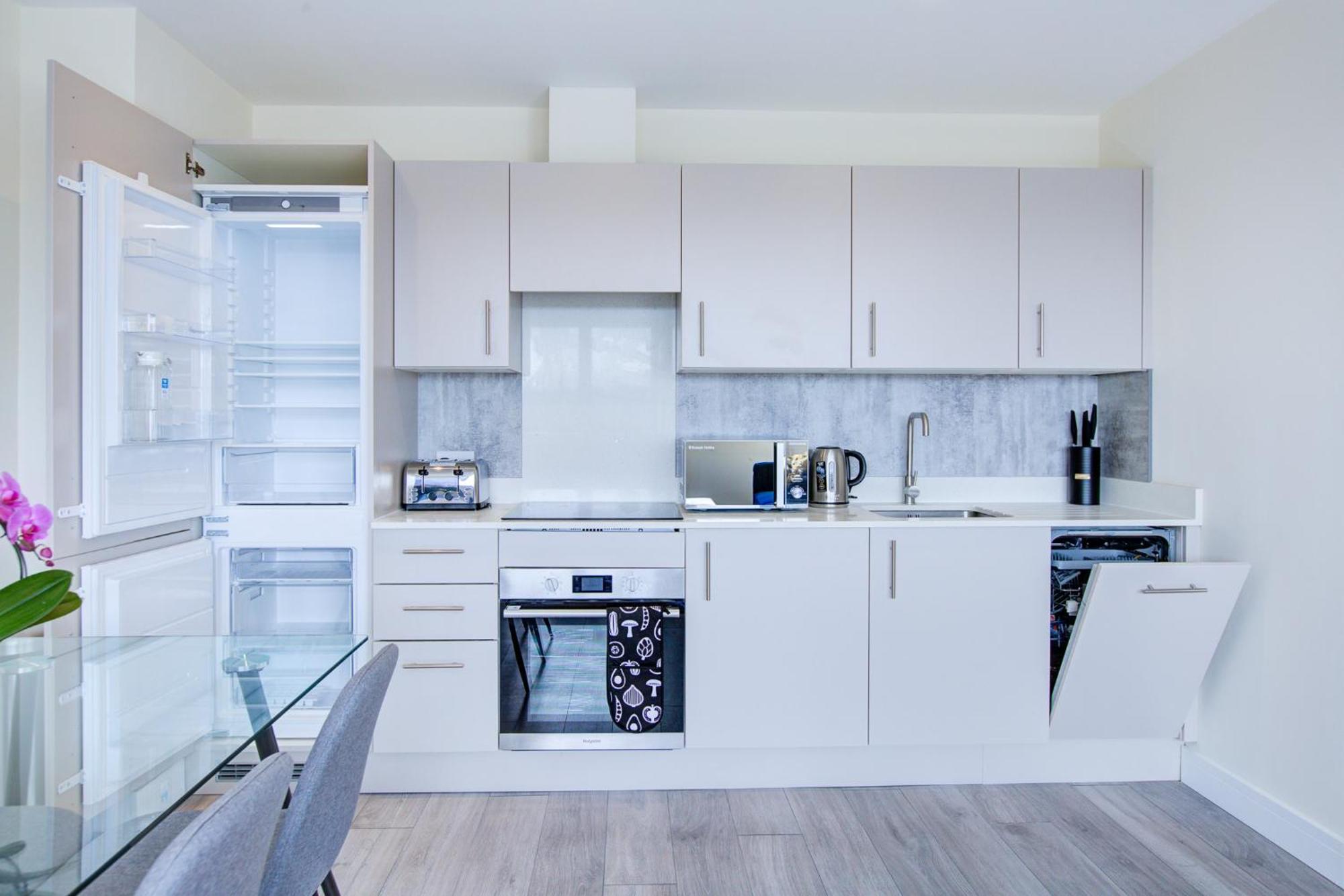 Cheam Hybrid Resi - London, Sutton With Onsite Car Parking 아파트 외부 사진